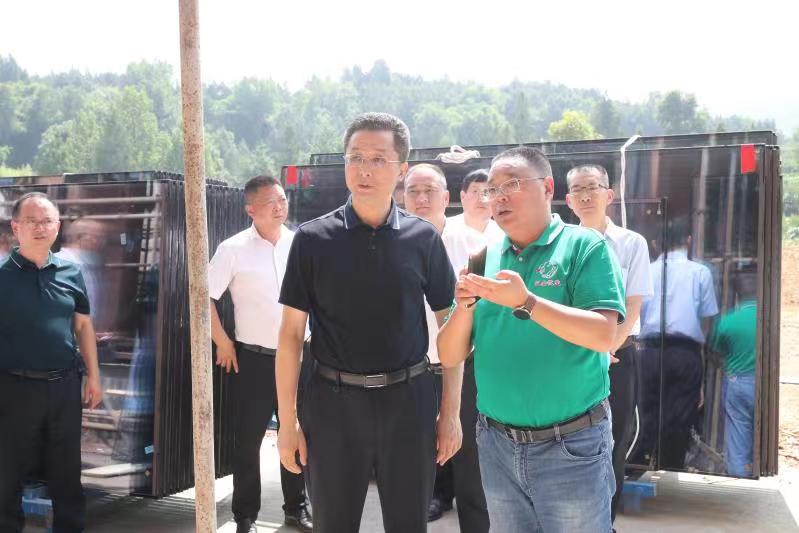 通江縣縣委書記李玉甫、縣委副書記、縣長譚青松率隊(duì)來公司調(diào)研
